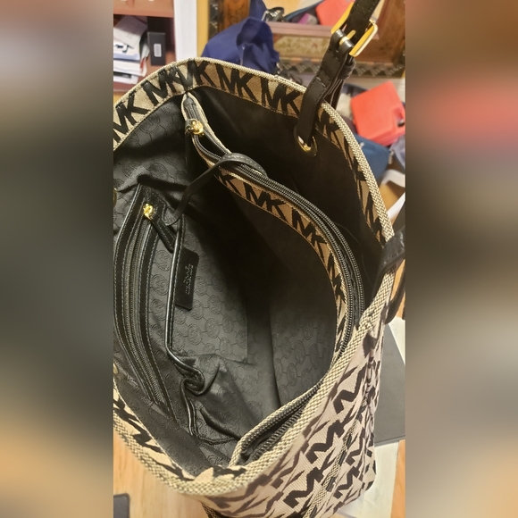 Michael Kors signature handbag perfect condition - Picture 3 of 4